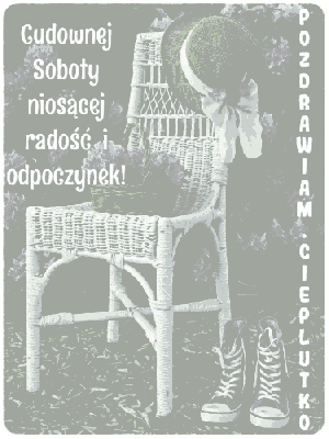 Białe krzesło w ogrodzie sobota